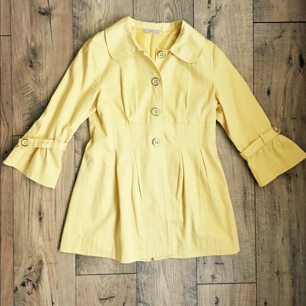 light jacket in yellow with 3/4 length sleeve